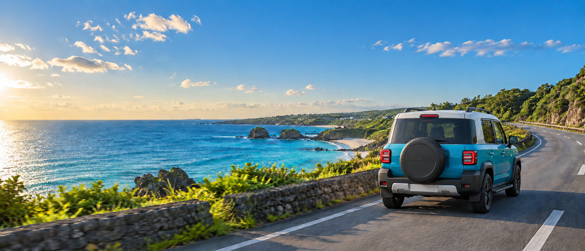 沖永良部島の海岸道路を走るターコイズブルーのSUV